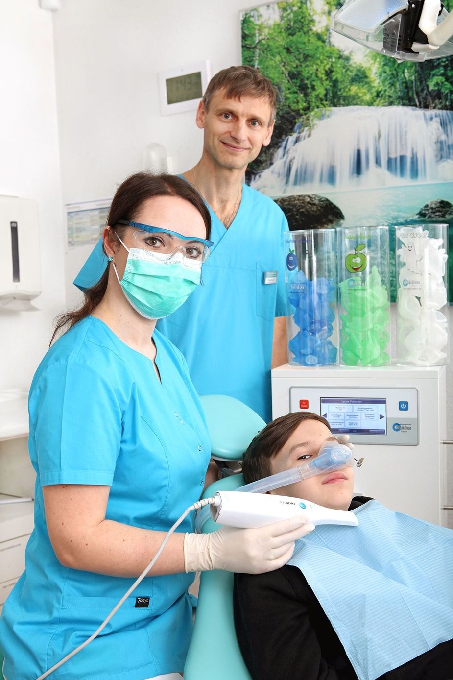 Dr. Mariusz Musiol und Dr. Svetlana Musika behandeln einen Jungen