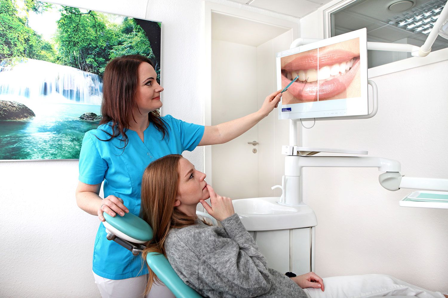 Dr. Svetlana Musika zeigt einer Patientin vorher - nachher Bilder eines Bleaching