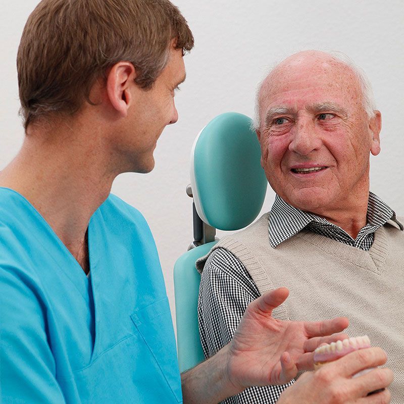 Dr. Mariusz Musiol im Gespräch mit einem Patienten