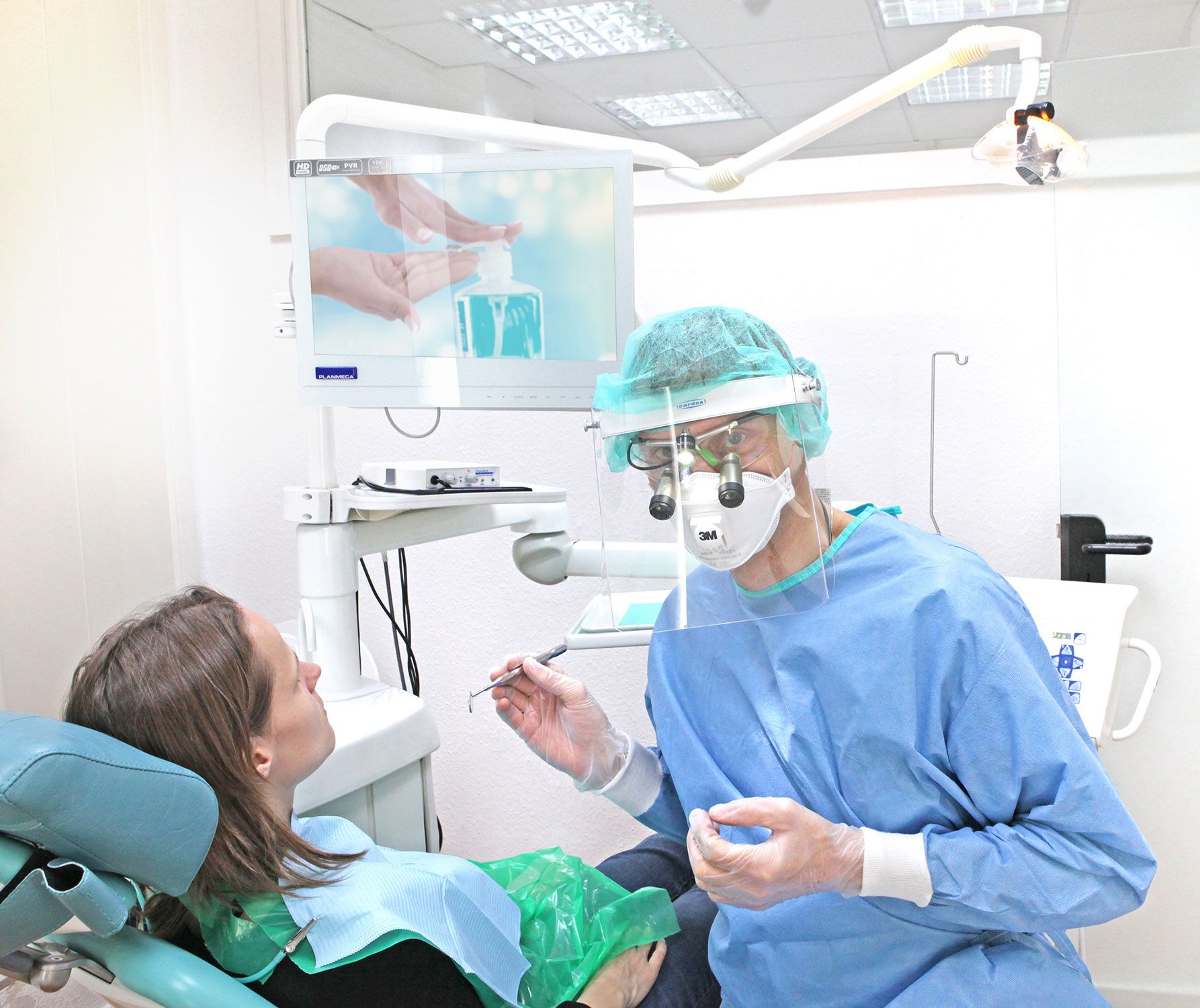Dr. Mariusz Musiol prüft die Zähne einer Patientin vor der Operation