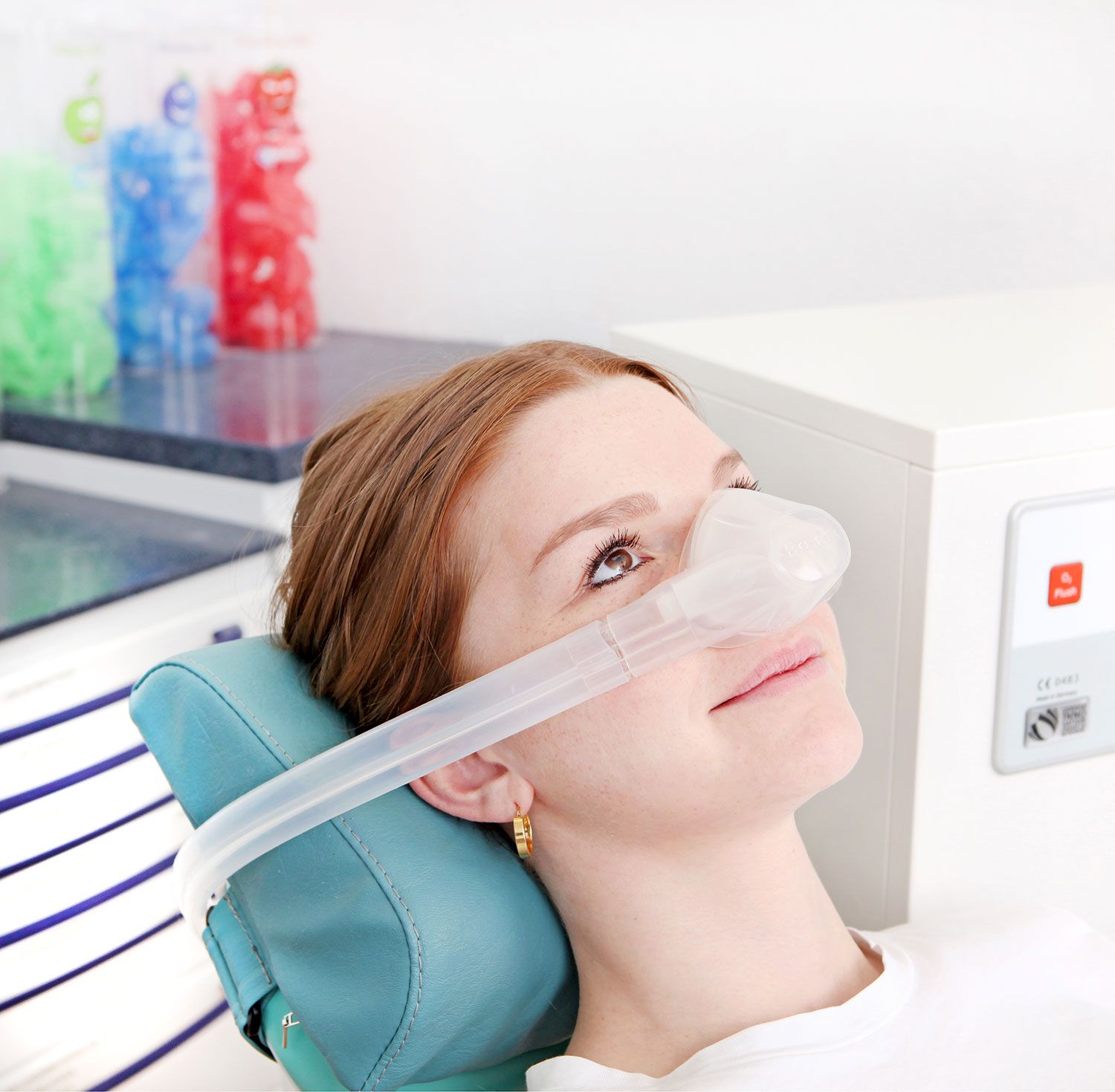 Patientin mit Lachgas-Maske auf dem Gesicht